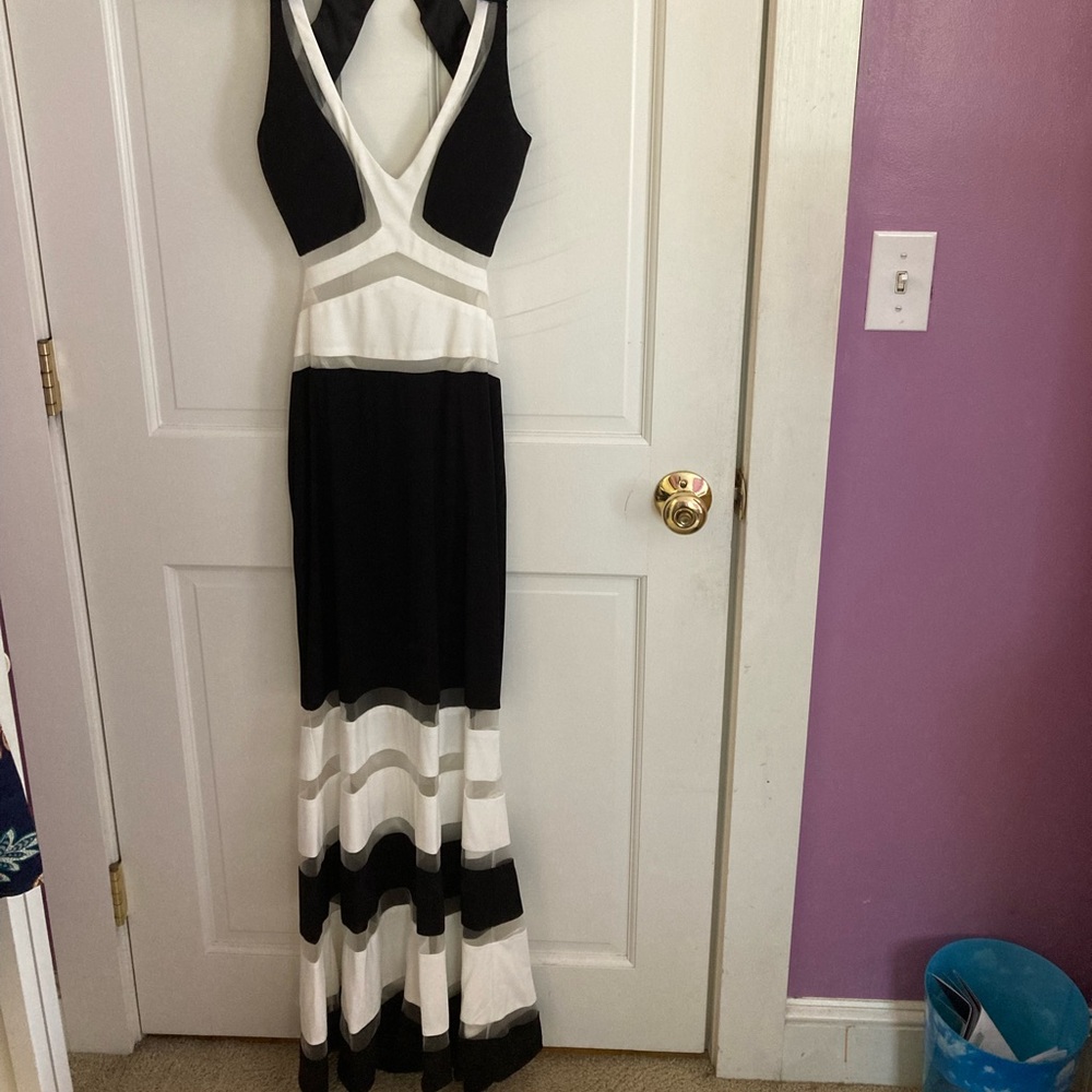 Mignon formal dress for prom or wedding.